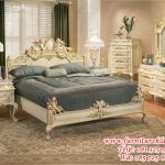 tempat tidur ukir Victorian mewah