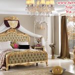 tempat tidur ukiran warna gold
