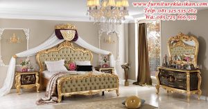 tempat tidur ukiran warna gold